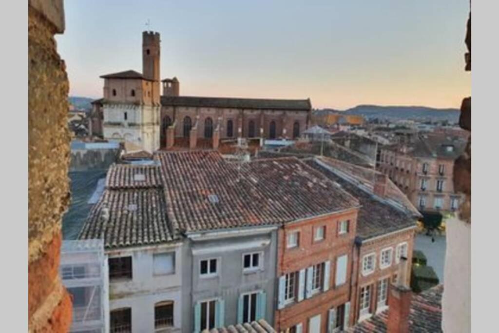 Appartement Exceptionnel 4 Etoiles Hyper Centre Albi 65 M2 Au 4Eme Etage Sans Ascenseur Avec Une Tour Du 12Eme Siecle エクステリア 写真