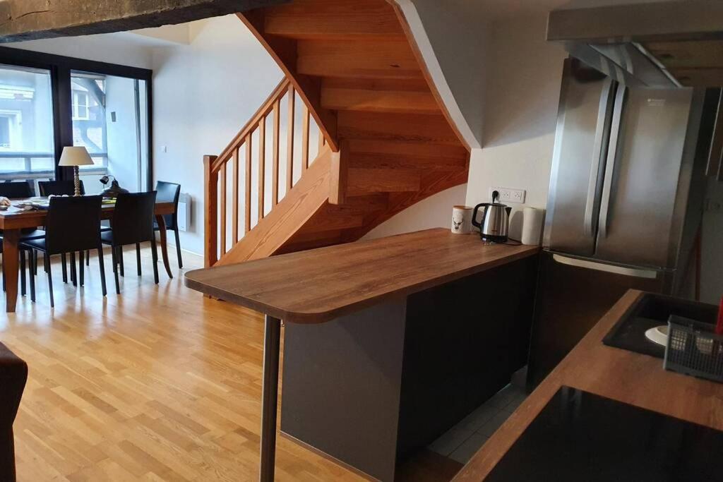 Appartement Exceptionnel 4 Etoiles Hyper Centre Albi 65 M2 Au 4Eme Etage Sans Ascenseur Avec Une Tour Du 12Eme Siecle エクステリア 写真